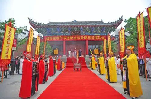 拜庙上香上午去好还是下午去好，寺庙上香要注意什么